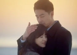 Song Hye Kyo ôm ấp "anh trai hờ" trên bờ biển