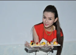 Thu Thủy trổ tài làm bánh tart trái cây chua ngọt