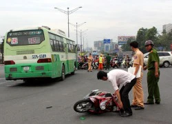 Xe buýt tránh đèn đỏ, kéo lê một phụ nữ