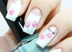 Xuống phố tự tin với nail xanh gốm sứ và hoa hồng