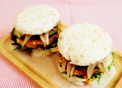 [Chế biến] - Hamburger cơm thịt gà sốt tonkatsu