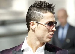 Đi nhận giải thưởng, C. Ronaldo khoe kiểu đầu 'độc'