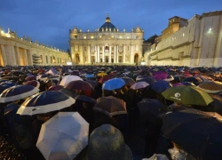 Giáo dân vui sướng vỡ òa khi Vatican có Giáo hoàng mới