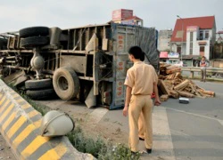 Hà Nội: Xe tải "đi thăng bằng" trên dải phân cách