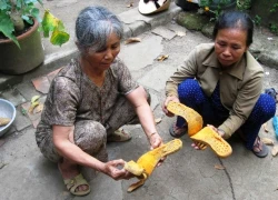 Hoang mang phát hiện chất bột trắng trong dép nhựa