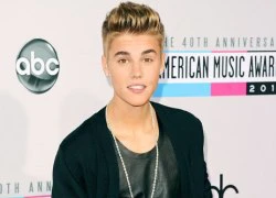 Justin Bieber bắt fan chờ hai tiếng