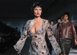 Kate Moss 'xấu lạ' trên sàn catwalk