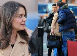 Katie Holmes để lộ tóc bạc khi xuống phố