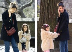 Katie Holmes mải "buôn" mặc con gái nhăn nhó