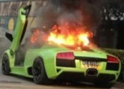 Lamborghini Murcielago cháy dữ dội trên phố