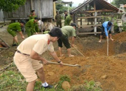 Lực lượng Công an xung kích giúp dân vùng bệnh lạ