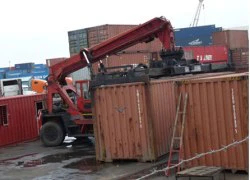 Một lao động bị container đè chết