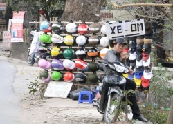 Mũ bảo hiểm "dỏm" bày bán tràn lan