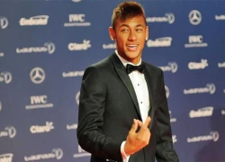 Neymar ngẩn người ngắm vòng ba người đẹp