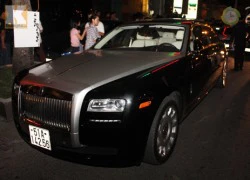 Rolls Royce Ghost EWB vi vu phố Sài Gòn