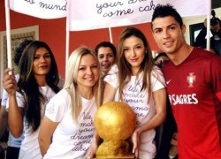 Ronaldo nhận "Quả Bóng Vàng" bằng... bánh