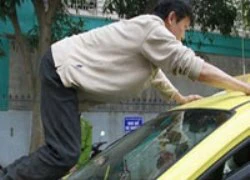 Taxi hất tự quản phường lên nắp capo