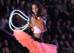 Thiên thần Victoria's Secret phẫn nộ vì bị phân biệt chủng tộc