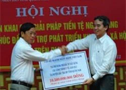 Thống đốc NHNN trao 10 tỷ cho dân Sông Tranh