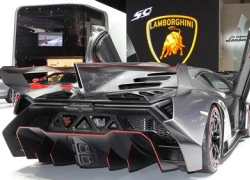 Vất vả như lùi siêu xe Lamborghini Veneno