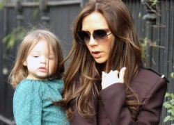 Victoria Beckham vội vã quên đi giày cho con gái