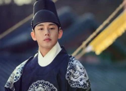 &#8220;Vua trẻ&#8221; Yoo Ah In oai vệ với hoàng bào