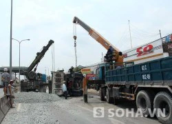 Xe tải "kèn cựa" trên quốc lộ khiến hàng chục tấn đá rải ra đường