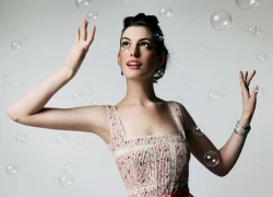 Anne Hathaway xuyên không qua hố đen vũ trụ