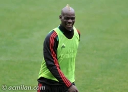 Balotelli cười 'toe toét' khoe tóc mới nhuộm