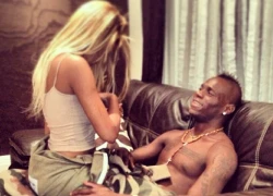 Bồ Balotelli tung ảnh nóng lên mạng