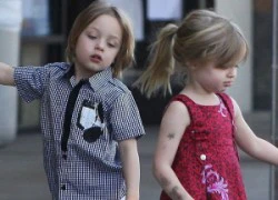 Cặp sinh đôi nhà Jolie-Pitt ngày càng giống bố mẹ