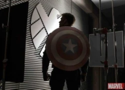 Captain America ẩn mình sau chiếc khiên