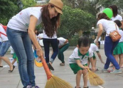 Con trai Vân Hugo hào hứng đi... quét rác