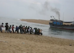 Cứu tàu mắc cạn, một ngư dân bị đứt lìa bàn chân