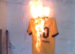 Fan Dortmund đốt áo của Gotze