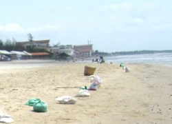 Hàng chục tấn dầu 'lạ' tràn vào bãi tắm Vũng Tàu