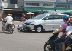 Học sinh đi xe kẹp 3, tông thẳng vào ô tô