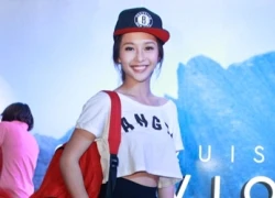 Khả Ngân diện crop-top khoe eo thon