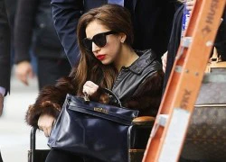 Lady Gaga đã đi được bằng giày cao gót nhưng vẫn ngồi xe lăn