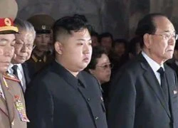 Lãnh đạo Kim Jong-un vào lăng viếng cha, ông nội lúc nửa đêm