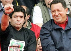 Maradona đến thăm mộ Hugo Chavez