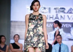 Mẫu trẻ thiếu tự tin trên sàn catwalk