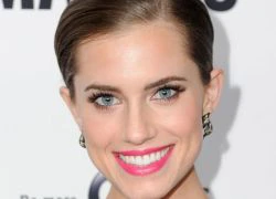 Mẹo make up che nét mệt mỏi của Allison Williams