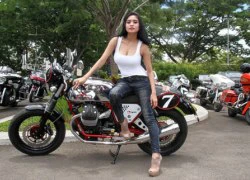 Nữ DJ 'bốc lửa' bên Moto Guzzi V7 Racer