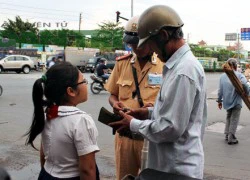 Phụ huynh tìm &#8220;chiêu&#8221; né CSGT vì không đội mũ bảo hiểm cho con