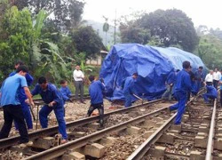 Tàu hàng trật bánh ở Lào Cai