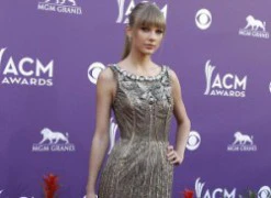 Taylor Swift "già đanh" bước trên thảm đỏ ACM Awards