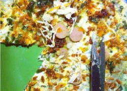 Thưởng thức bánh tráng pizza trên đường phố Hà Nội