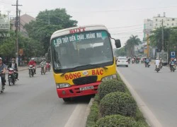 Xe buýt mất lái, hàng chục hành khách hoảng hồn