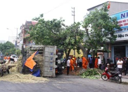 Xe chở dưa đâm gãy cột điện, ngã kềnh ra đường